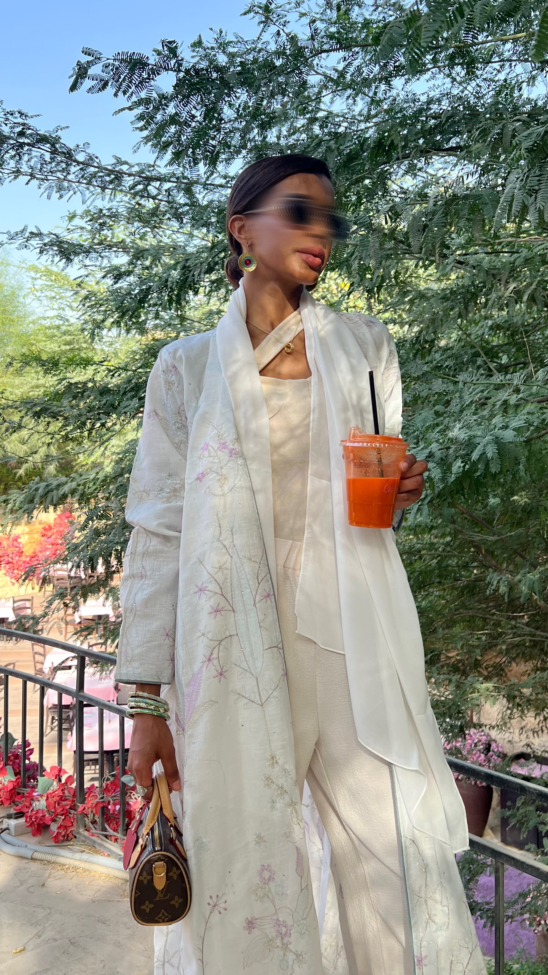 عبايه لينن بيضاء بتطريز بيبي بنك ربع كلوش